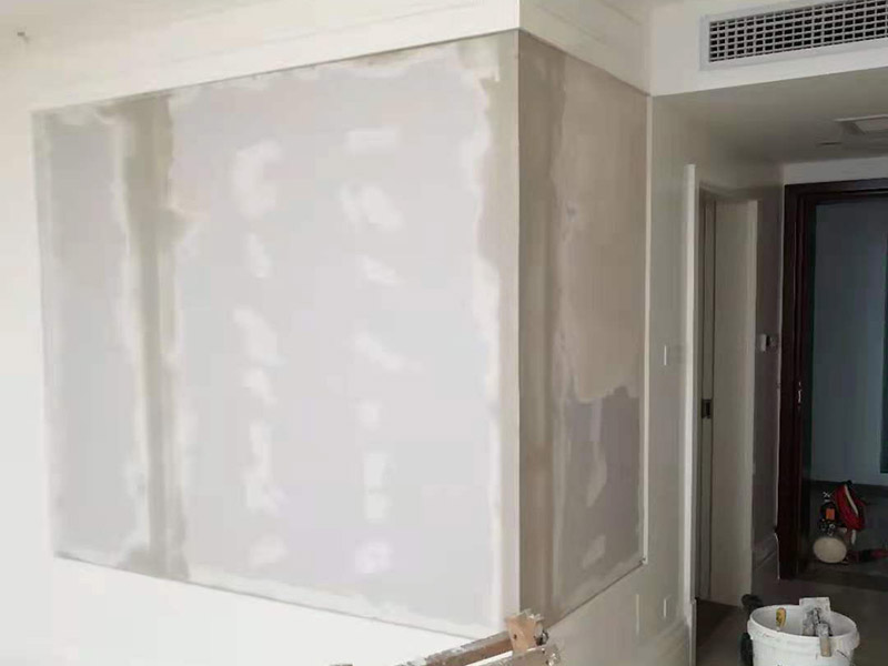 辦公室玻璃封石膏板：玻璃墻面后期做封閉處理，先把需要封閉的地方尺寸在木龍骨上做好好標(biāo)記，然后切割木龍骨、石膏板固定在玻璃周圍，打膠封邊再掛膩子找平，后面就與墻面粉刷差不多了。