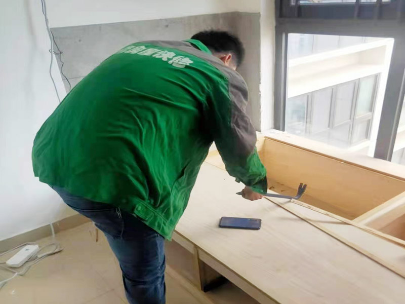 局部拆除維修：榻榻米的安裝是一個(gè)很講究工藝且相對(duì)較為復(fù)雜的過(guò)程，沒(méi)有專業(yè)人士的輔助，是根本裝不上的。只能安裝在固定的地方，所以后期如果有空間需要重新規(guī)劃只能拆除它，拆除時(shí)榻榻米可能就不能保證不損壞。