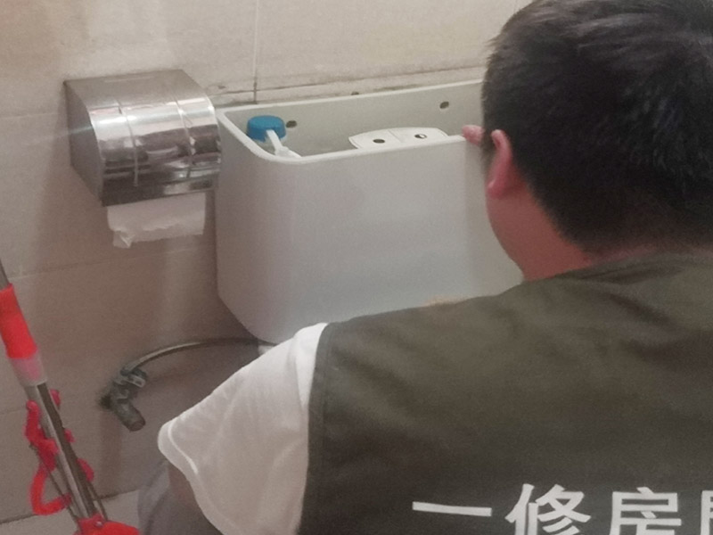 局部拆除維修：榻榻米的安裝是一個(gè)很講究工藝且相對(duì)較為復(fù)雜的過(guò)程，沒(méi)有專業(yè)人士的輔助，是根本裝不上的。只能安裝在固定的地方，所以后期如果有空間需要重新規(guī)劃只能拆除它，拆除時(shí)榻榻米可能就不能保證不損壞。