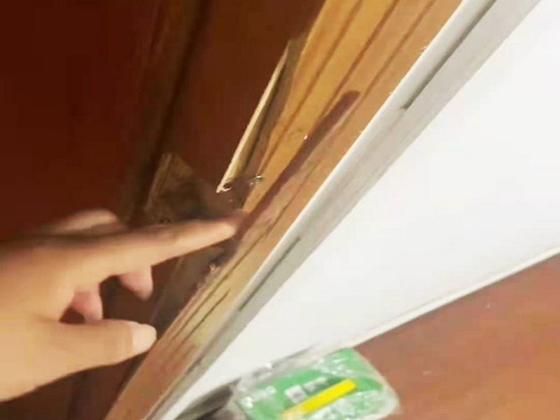 門框破損維修：首先將破損的洞清理干凈，用砂紙打磨一下除去污垢，將膩?zhàn)雍秃锰钤诳斩磧?nèi)，等膩?zhàn)痈珊笥蒙凹埓蚰ス饣?，或者速干膠干透的木渣也是打磨光滑，除去上邊的灰塵。然后使用修補(bǔ)膏或者油漆對(duì)修補(bǔ)平整光滑的膩?zhàn)由险{(diào)色，還原成與周圍一樣的色彩，用吹風(fēng)機(jī)快速吹干油漆。