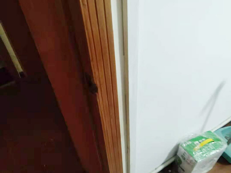 門框破損維修：首先將破損的洞清理干凈，用砂紙打磨一下除去污垢，將膩?zhàn)雍秃锰钤诳斩磧?nèi)，等膩?zhàn)痈珊笥蒙凹埓蚰ス饣蛘咚俑赡z干透的木渣也是打磨光滑，除去上邊的灰塵。然后使用修補(bǔ)膏或者油漆對(duì)修補(bǔ)平整光滑的膩?zhàn)由险{(diào)色，還原成與周圍一樣的色彩，用吹風(fēng)機(jī)快速吹干油漆。