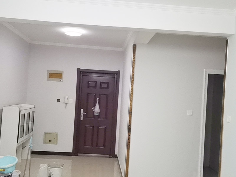 墻面空鼓掉皮維修：首先將空鼓部分敲掉，將涂料層除去，對墻面作找平處理，然后使用石膏基防霉耐水批土做墻面滿批后再刷一底二面的漆就可以了。重新進行墻面粉刷，粉刷時需要注意，需要在粉刷前一天將墻面濕潤。