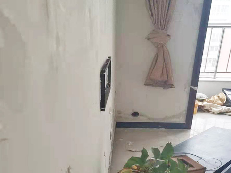 墻面空鼓掉皮維修：首先將空鼓部分敲掉，將涂料層除去，對墻面作找平處理，然后使用石膏基防霉耐水批土做墻面滿批后再刷一底二面的漆就可以了。重新進行墻面粉刷，粉刷時需要注意，需要在粉刷前一天將墻面濕潤。