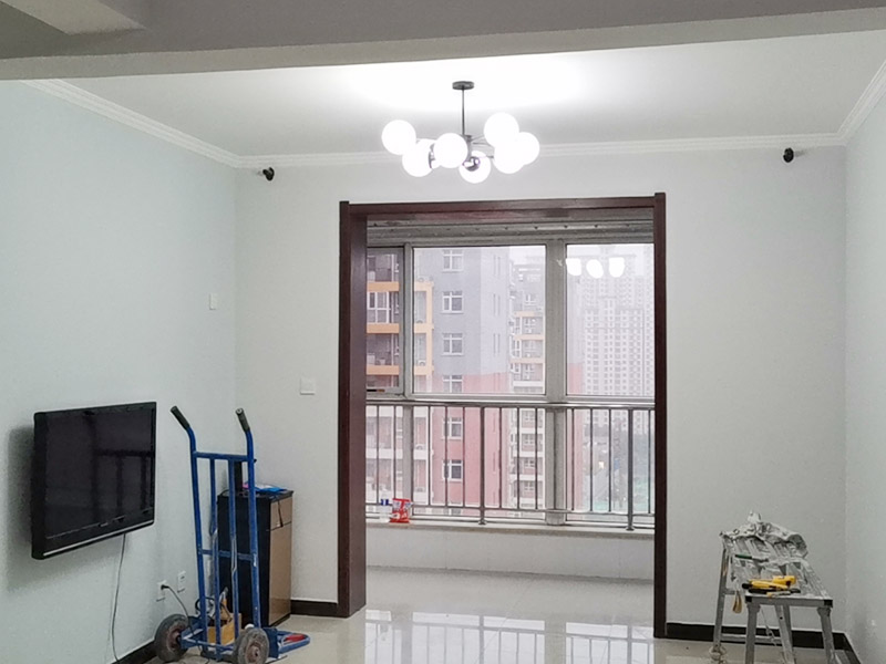 墻面空鼓掉皮維修：首先將空鼓部分敲掉，將涂料層除去，對墻面作找平處理，然后使用石膏基防霉耐水批土做墻面滿批后再刷一底二面的漆就可以了。重新進行墻面粉刷，粉刷時需要注意，需要在粉刷前一天將墻面濕潤。