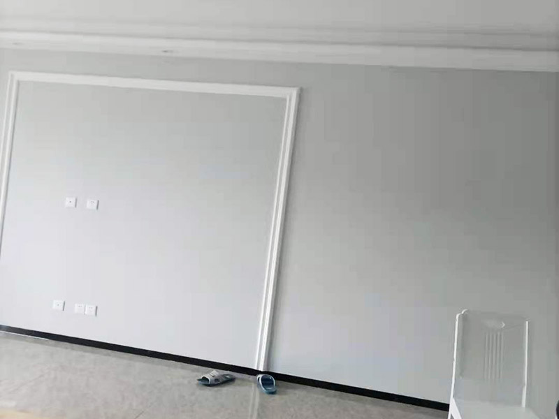 墻面乳膠漆翻新裝修：先將裝修表面上的灰塊、浮渣等雜物用開刀鏟除，如表面有油污，應(yīng)用清洗劑和清水洗凈，干燥后再用棕刷將表面灰塵清掃干凈；膠皮刮板滿刮，要求橫向刮抹平整、均勻，待第一遍膩?zhàn)痈赏负?，用粗砂紙打磨平整。底漆一定要刷勻，乳膠漆建議兩底一面，這時(shí)噴乳膠漆必須將整面墻全部噴到位，這樣就可以達(dá)到翻新的效果，會(huì)有陳舊感