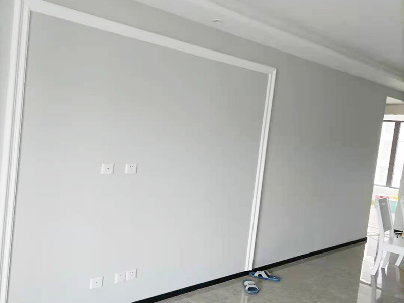 墻面乳膠漆翻新裝修：先將裝修表面上的灰塊、浮渣等雜物用開刀鏟除，如表面有油污，應(yīng)用清洗劑和清水洗凈，干燥后再用棕刷將表面灰塵清掃干凈；膠皮刮板滿刮，要求橫向刮抹平整、均勻，待第一遍膩?zhàn)痈赏负螅么稚凹埓蚰テ秸?。底漆一定要刷勻，乳膠漆建議兩底一面，這時(shí)噴乳膠漆必須將整面墻全部噴到位，這樣就可以達(dá)到翻新的效果，會(huì)有陳舊感