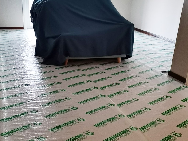全屋地面家具成品保護(hù)：正確的施工順序應(yīng)該是搞好成品保護(hù)，地面鋪貼完成清潔干凈后，可以用厚一點(diǎn)的泡沫包裝膜，然后可以再加一層塑料膜，這樣就不至于損壞地磚了，也可以用保護(hù)膜，其效果與地板革相似。