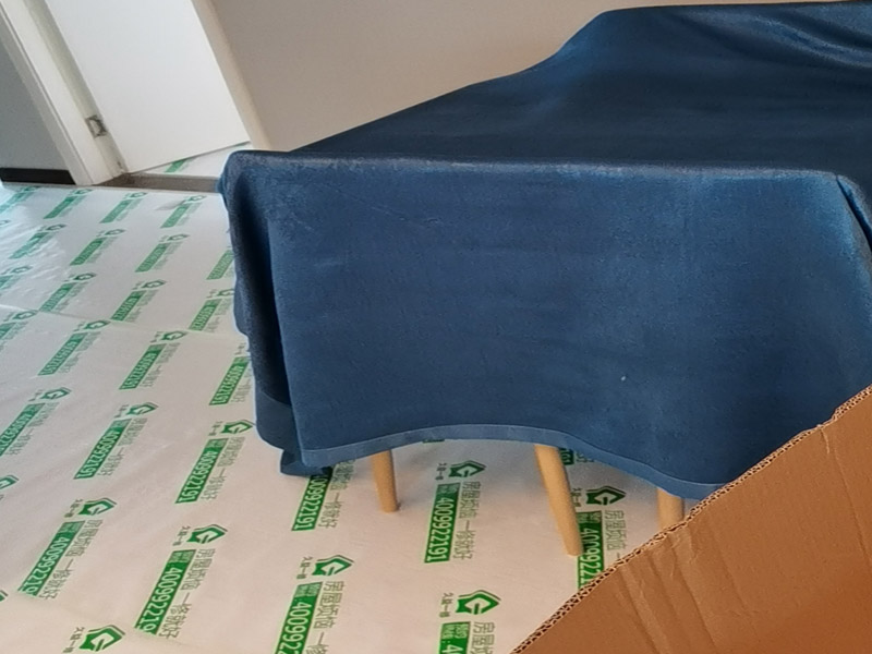 全屋地面家具成品保護(hù)：正確的施工順序應(yīng)該是搞好成品保護(hù)，地面鋪貼完成清潔干凈后，可以用厚一點(diǎn)的泡沫包裝膜，然后可以再加一層塑料膜，這樣就不至于損壞地磚了，也可以用保護(hù)膜，其效果與地板革相似。