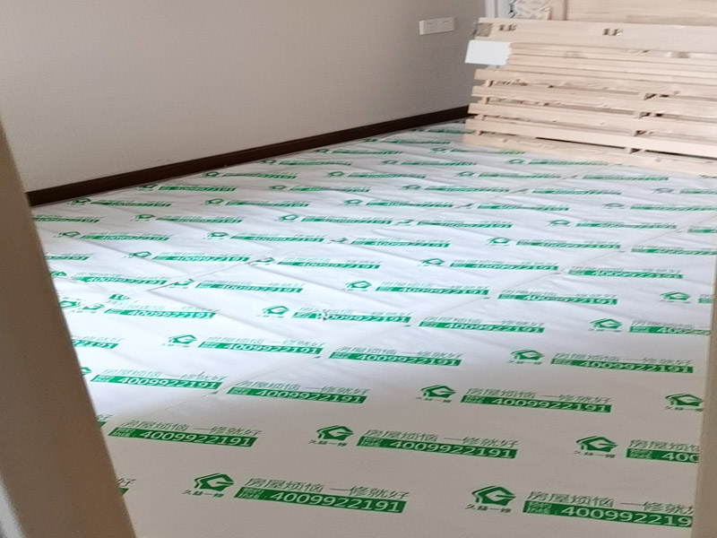 全屋地面家具成品保護(hù)：正確的施工順序應(yīng)該是搞好成品保護(hù)，地面鋪貼完成清潔干凈后，可以用厚一點(diǎn)的泡沫包裝膜，然后可以再加一層塑料膜，這樣就不至于損壞地磚了，也可以用保護(hù)膜，其效果與地板革相似。