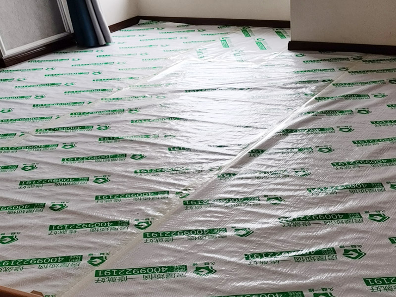 全屋地面家具成品保護(hù)：正確的施工順序應(yīng)該是搞好成品保護(hù)，地面鋪貼完成清潔干凈后，可以用厚一點(diǎn)的泡沫包裝膜，然后可以再加一層塑料膜，這樣就不至于損壞地磚了，也可以用保護(hù)膜，其效果與地板革相似。