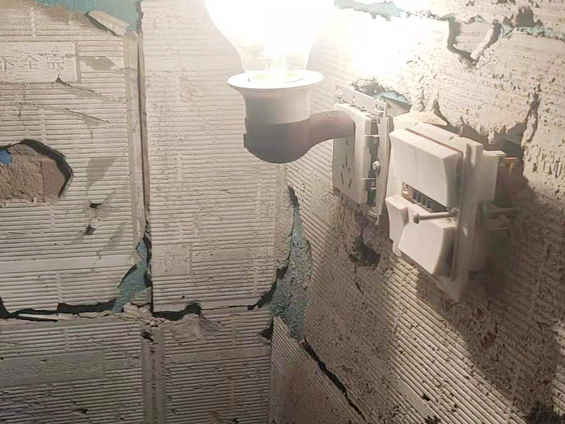 衛(wèi)生間墻磚拆除維修：衛(wèi)浴用具拆除后可以對墻面瓷磚進(jìn)行拆卸。敲磚是從墻體下方開始敲，從每塊瓷磚的邊緣開始敲。舊的防水層一般都不打掉，在敲磚后，在原有的防水層上面，再薄薄做一層防水，以提高衛(wèi)浴的防水能力。但如果需要把防水敲掉重新再做，就要敲磚需要打到批土層或打到見底。