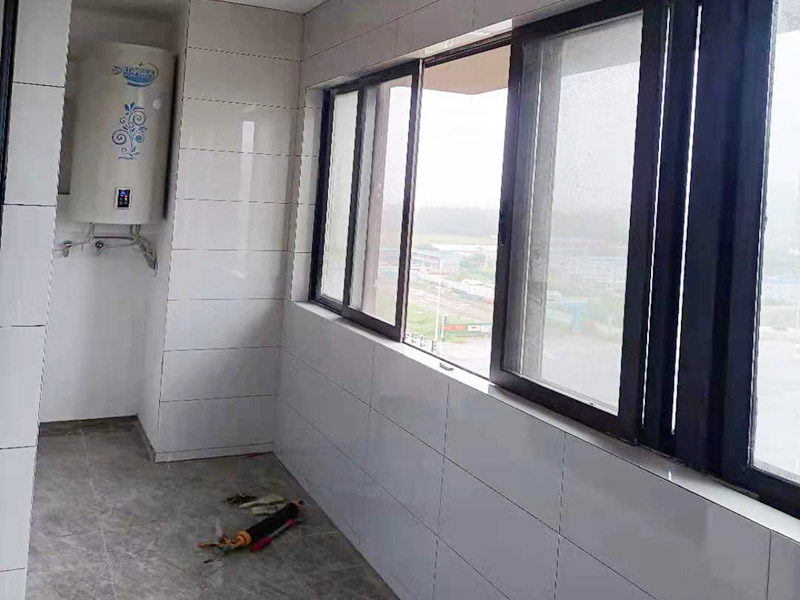 陽(yáng)臺(tái)貼磚翻新：陽(yáng)臺(tái)瓷磚尺寸的選擇還要根據(jù)家具的擺放進(jìn)行選擇，同時(shí)封裝陽(yáng)臺(tái)和不封裝陽(yáng)臺(tái)的選用也是不一樣的。如果是封裝的陽(yáng)臺(tái)，和室內(nèi)打通之后，可以選擇與室內(nèi)一樣的瓷磚。如果陽(yáng)臺(tái)不封裝，可以使用防水性能好的瓷磚，如果需要在陽(yáng)臺(tái)晾衣服，便應(yīng)以防滑地磚為首選。