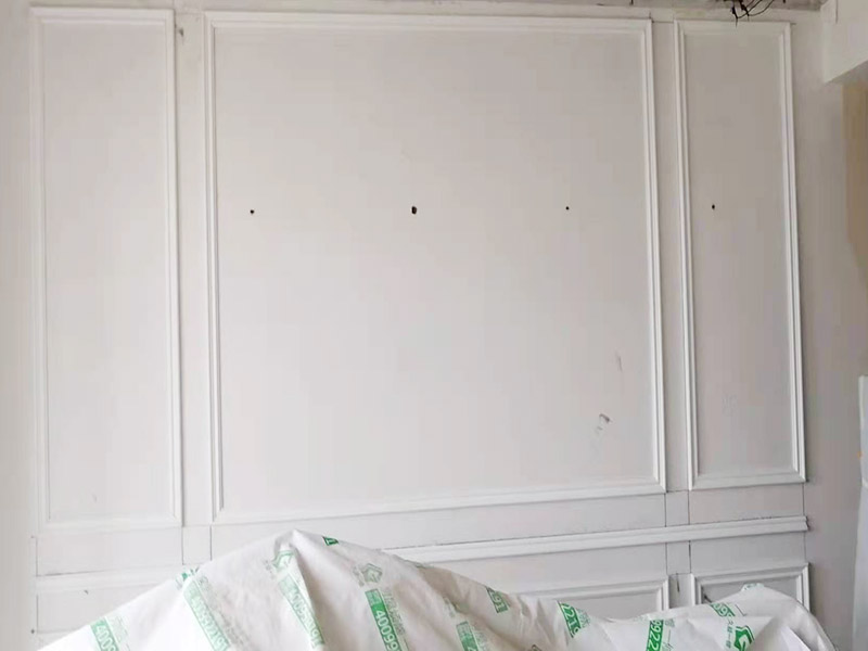 隔斷裝飾安裝維修：隔斷不僅可以起到隔斷空間的作用，讓空間相對獨立，同時更是家中一道靚麗的風景線，起到更好的裝飾效果，甚至是以實用性為主來增加儲物空間。隔斷分多種，硬隔斷是直接一堵墻或者柜子擋住作為隔斷，通透性較差；軟隔斷是有物品遮擋，但是并不遮擋視線，通透性比較高。 玻璃的通透性不會影響空間的采光效果，在視覺上還有拉伸空間的效果。小巧的體積不會占據太多空間，拆除時對空間的損害也非常小。