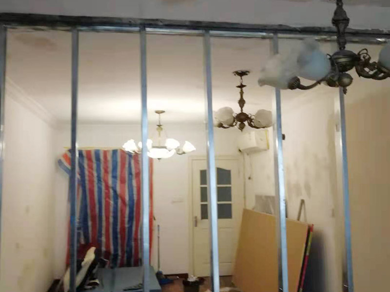 隔斷裝飾安裝維修：隔斷不僅可以起到隔斷空間的作用，讓空間相對獨立，同時更是家中一道靚麗的風景線，起到更好的裝飾效果，甚至是以實用性為主來增加儲物空間。隔斷分多種，硬隔斷是直接一堵墻或者柜子擋住作為隔斷，通透性較差；軟隔斷是有物品遮擋，但是并不遮擋視線，通透性比較高。 玻璃的通透性不會影響空間的采光效果，在視覺上還有拉伸空間的效果。小巧的體積不會占據太多空間，拆除時對空間的損害也非常小。