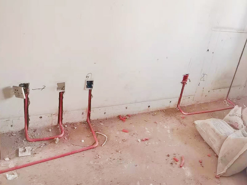 電路改造布線:首先要根據(jù)生活習(xí)慣對(duì)電路位置確定了，然后專業(yè)的電工會(huì)根據(jù)定位和電路走向，開(kāi)布線槽。而布線一般采用的是線管暗埋的方式，這樣墻面就能保持美觀整潔，方便后期室內(nèi)設(shè)計(jì)。同時(shí)線管選擇冷彎管可以彎曲而不斷裂，這是布線的好選擇，因?yàn)樗霓D(zhuǎn)角是有弧度的，線可以隨時(shí)更換，而且不用開(kāi)墻。