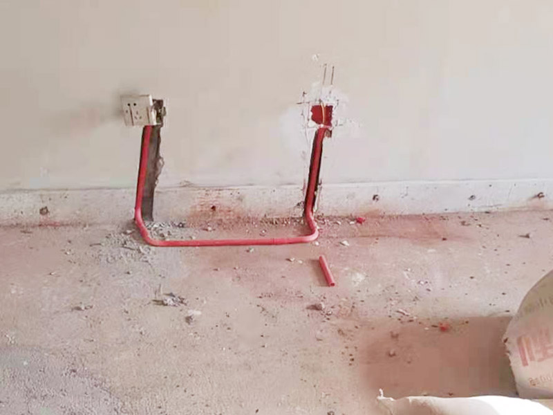 電路改造布線:首先要根據(jù)生活習(xí)慣對(duì)電路位置確定了，然后專業(yè)的電工會(huì)根據(jù)定位和電路走向，開(kāi)布線槽。而布線一般采用的是線管暗埋的方式，這樣墻面就能保持美觀整潔，方便后期室內(nèi)設(shè)計(jì)。同時(shí)線管選擇冷彎管可以彎曲而不斷裂，這是布線的好選擇，因?yàn)樗霓D(zhuǎn)角是有弧度的，線可以隨時(shí)更換，而且不用開(kāi)墻。