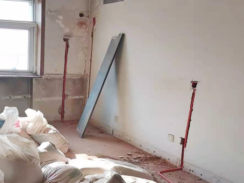 電路改造布線:首先要根據(jù)生活習(xí)慣對(duì)電路位置確定了，然后專業(yè)的電工會(huì)根據(jù)定位和電路走向，開(kāi)布線槽。而布線一般采用的是線管暗埋的方式，這樣墻面就能保持美觀整潔，方便后期室內(nèi)設(shè)計(jì)。同時(shí)線管選擇冷彎管可以彎曲而不斷裂，這是布線的好選擇，因?yàn)樗霓D(zhuǎn)角是有弧度的，線可以隨時(shí)更換，而且不用開(kāi)墻。