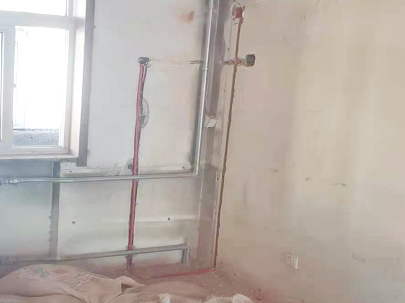 電路改造布線:首先要根據(jù)生活習(xí)慣對(duì)電路位置確定了，然后專業(yè)的電工會(huì)根據(jù)定位和電路走向，開(kāi)布線槽。而布線一般采用的是線管暗埋的方式，這樣墻面就能保持美觀整潔，方便后期室內(nèi)設(shè)計(jì)。同時(shí)線管選擇冷彎管可以彎曲而不斷裂，這是布線的好選擇，因?yàn)樗霓D(zhuǎn)角是有弧度的，線可以隨時(shí)更換，而且不用開(kāi)墻。