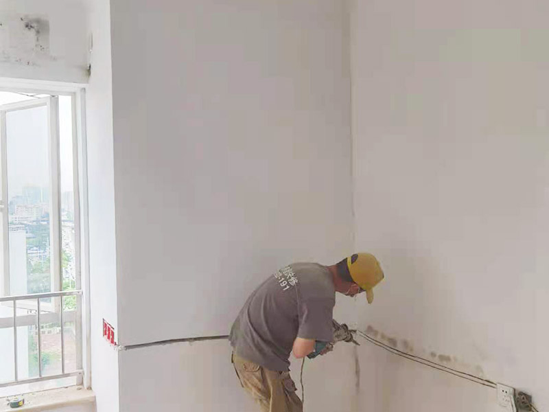 電路開槽移位維修：電路線路開槽深度應(yīng)一致，槽線頂直，應(yīng)先在墻面彈出控制線后，再用云石機切割墻面，人工開槽。線路安裝時必須加護線套管，套管連接應(yīng)緊密、平順，直角拐角處應(yīng)將角內(nèi)側(cè)切開，切口一側(cè)切圓弧形接口后，折彎安裝。