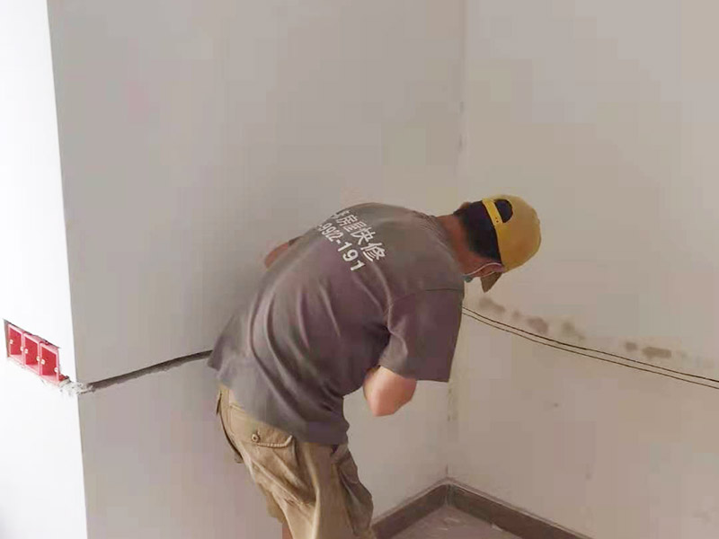 電路開槽移位維修：電路線路開槽深度應(yīng)一致，槽線頂直，應(yīng)先在墻面彈出控制線后，再用云石機切割墻面，人工開槽。線路安裝時必須加護線套管，套管連接應(yīng)緊密、平順，直角拐角處應(yīng)將角內(nèi)側(cè)切開，切口一側(cè)切圓弧形接口后，折彎安裝。