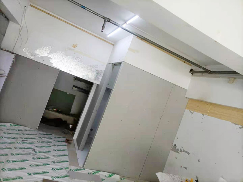 客廳石膏板隔斷安裝：石膏板宜豎向鋪設(shè)，首先確定龍骨上下兩端的方向，盡量使穿線孔對齊。同時記得豎龍骨的長度尺寸，按現(xiàn)場實(shí)測尺寸為準(zhǔn);接著豎龍骨安裝就位后，保證垂直。注意輕鋼龍骨用專用防銹自攻螺釘固定并用電動螺絲槍一次打入并擰緊；石膏板安裝時應(yīng)從板的中部向板的四邊固定。最后接縫處理使用廠家配套供應(yīng)的接縫用嵌縫膏和接縫帶。石膏板與周圍墻或柱要留有3mm的槽口，以便進(jìn)行防開裂處理。注意不可用滿批膩?zhàn)哟媲犊p膩?zhàn)印? width=