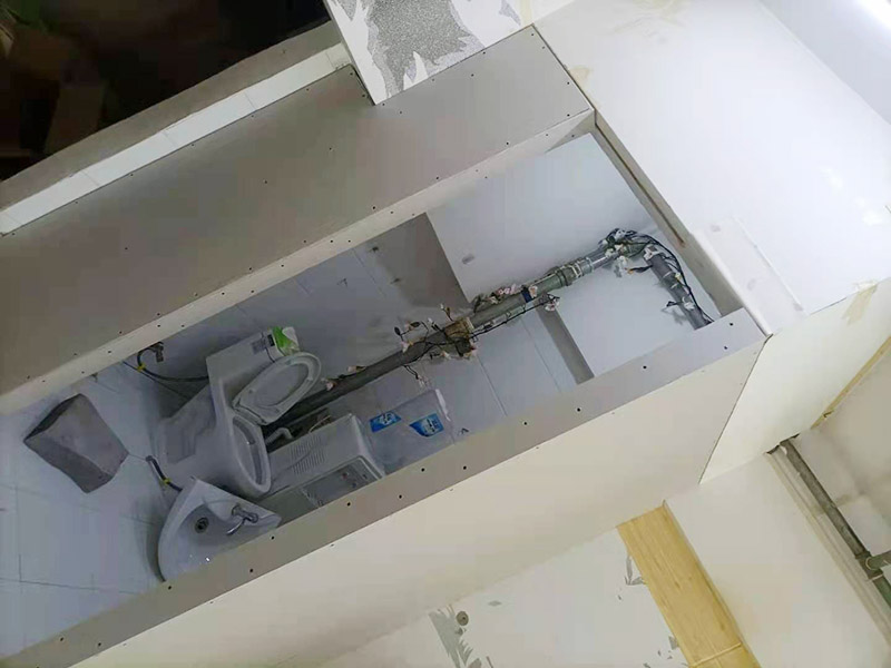 客廳石膏板隔斷安裝：石膏板宜豎向鋪設(shè)，首先確定龍骨上下兩端的方向，盡量使穿線孔對齊。同時記得豎龍骨的長度尺寸，按現(xiàn)場實(shí)測尺寸為準(zhǔn);接著豎龍骨安裝就位后，保證垂直。注意輕鋼龍骨用專用防銹自攻螺釘固定并用電動螺絲槍一次打入并擰緊；石膏板安裝時應(yīng)從板的中部向板的四邊固定。最后接縫處理使用廠家配套供應(yīng)的接縫用嵌縫膏和接縫帶。石膏板與周圍墻或柱要留有3mm的槽口，以便進(jìn)行防開裂處理。注意不可用滿批膩?zhàn)哟媲犊p膩?zhàn)印? width=