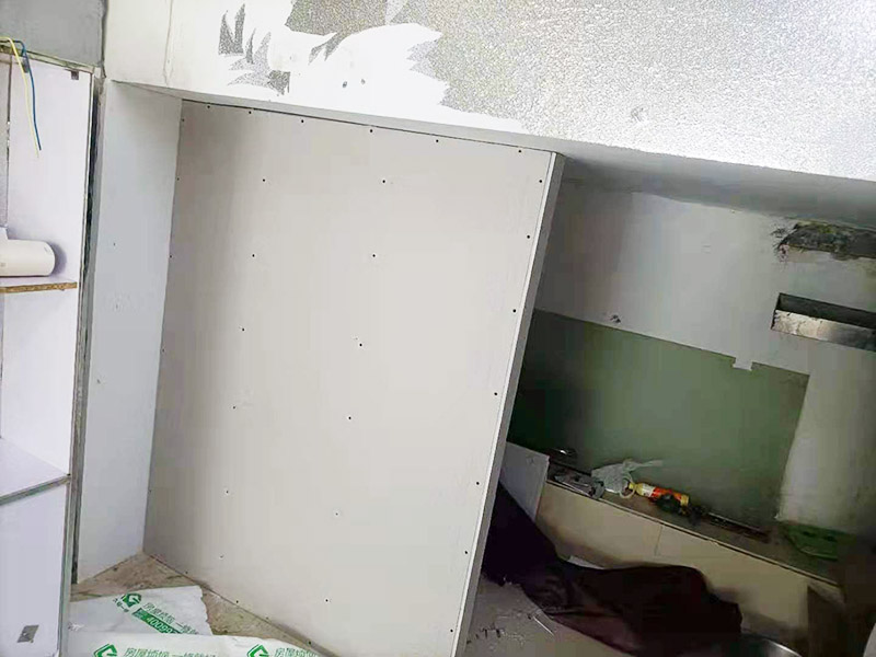 客廳石膏板隔斷安裝：石膏板宜豎向鋪設(shè)，首先確定龍骨上下兩端的方向，盡量使穿線孔對齊。同時記得豎龍骨的長度尺寸，按現(xiàn)場實(shí)測尺寸為準(zhǔn);接著豎龍骨安裝就位后，保證垂直。注意輕鋼龍骨用專用防銹自攻螺釘固定并用電動螺絲槍一次打入并擰緊；石膏板安裝時應(yīng)從板的中部向板的四邊固定。最后接縫處理使用廠家配套供應(yīng)的接縫用嵌縫膏和接縫帶。石膏板與周圍墻或柱要留有3mm的槽口，以便進(jìn)行防開裂處理。注意不可用滿批膩?zhàn)哟媲犊p膩?zhàn)印? width=