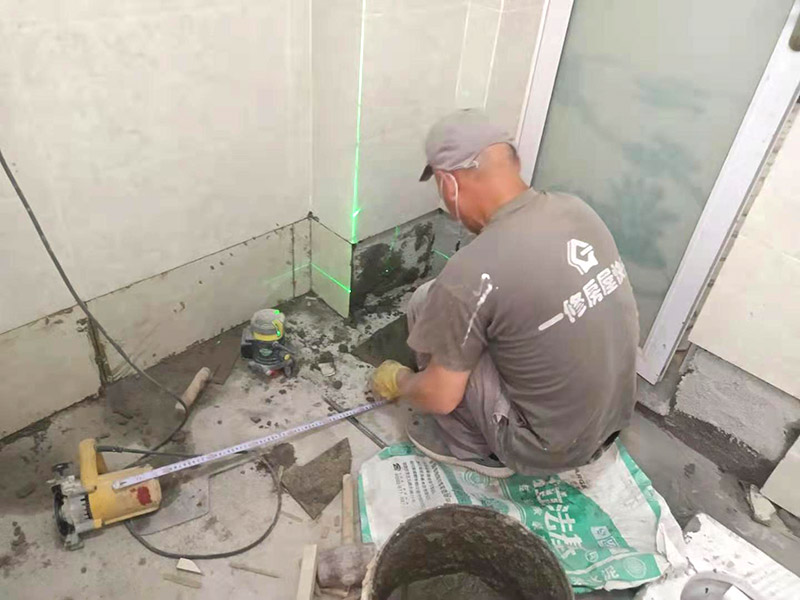 墻面標(biāo)尺貼磚：墻上貼瓷磚，在鋪設(shè)墻磚之前，去除表面污垢并灑水，然后與水泥砂漿混合，在整平層完全干燥后進(jìn)行平鋪。鋪設(shè)瓷磚后，需要檢查瓷磚是否有空鼓，該方法是用木柄敲擊磚表面，如果聲音下降表示有空鼓，就需要重新鋪設(shè)。