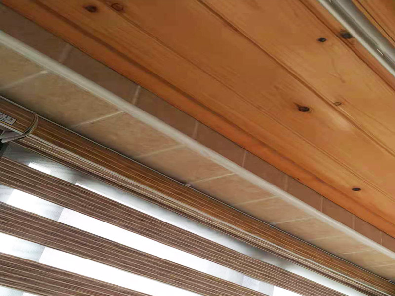 陽臺(tái)墻磚脫落修補(bǔ)