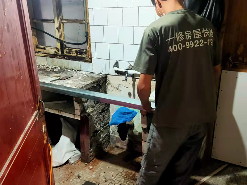 整體櫥柜維修知識知多少|(zhì)整體櫥柜維修應(yīng)該找誰，哪些是能免費處理的