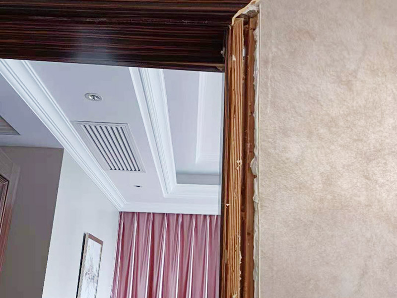 接著在空洞的地方,使用廢舊的報(bào)紙?zhí)顚?shí),這樣內(nèi)部也有填充,打上玻璃膠。最后用門檻石同型號(hào)的石材,安裝上去,就可以了。