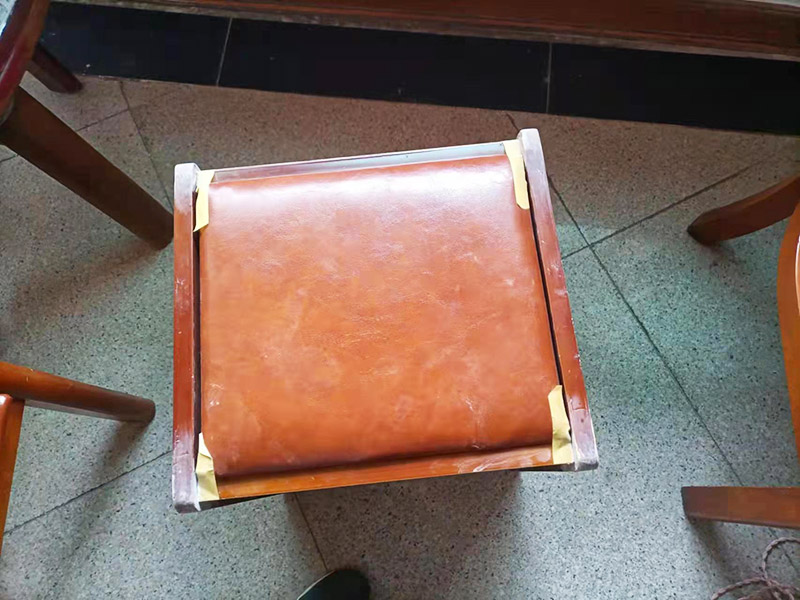 如果是原木家具，可買些砂紙，粗細(xì)都要準(zhǔn)備些。如果不是原木家具，則要額外買些"膩子"，用以找平和填補。