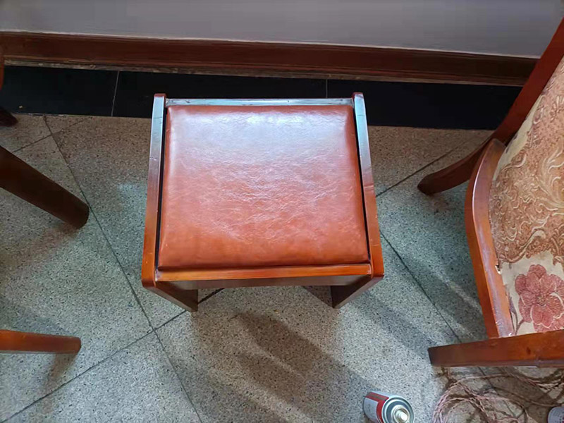 如果是原木家具，可買些砂紙，粗細(xì)都要準(zhǔn)備些。如果不是原木家具，則要額外買些"膩子"，用以找平和填補。