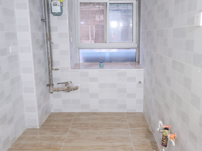 廚衛(wèi)改造裝修：舊廚房與舊衛(wèi)生間的內(nèi)部結(jié)構(gòu)相對都要復(fù)雜一些，廚房與衛(wèi)生間是一個家庭經(jīng)常使用的區(qū)域，需要看各種管道原來的位置是否合適，如不合適需要改動，要出房屋圖紙交給裝修公司，由施工隊按圖紙進行必要的改造。而且拆除過程中不可避免的會損壞瓷磚，避免房屋其他區(qū)域二次污染，一定要做好成品保護。