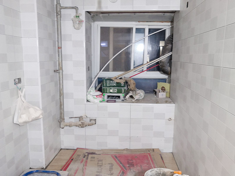 廚衛(wèi)改造裝修：舊廚房與舊衛(wèi)生間的內(nèi)部結(jié)構(gòu)相對都要復(fù)雜一些，廚房與衛(wèi)生間是一個家庭經(jīng)常使用的區(qū)域，需要看各種管道原來的位置是否合適，如不合適需要改動，要出房屋圖紙交給裝修公司，由施工隊按圖紙進行必要的改造。而且拆除過程中不可避免的會損壞瓷磚，避免房屋其他區(qū)域二次污染，一定要做好成品保護。