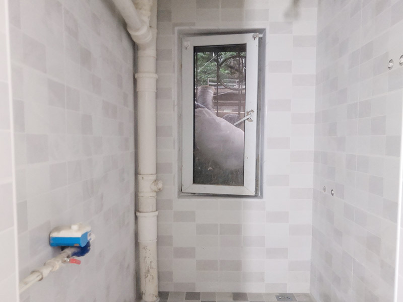 廚衛(wèi)改造裝修：舊廚房與舊衛(wèi)生間的內(nèi)部結(jié)構(gòu)相對都要復(fù)雜一些，廚房與衛(wèi)生間是一個家庭經(jīng)常使用的區(qū)域，需要看各種管道原來的位置是否合適，如不合適需要改動，要出房屋圖紙交給裝修公司，由施工隊按圖紙進行必要的改造。而且拆除過程中不可避免的會損壞瓷磚，避免房屋其他區(qū)域二次污染，一定要做好成品保護。