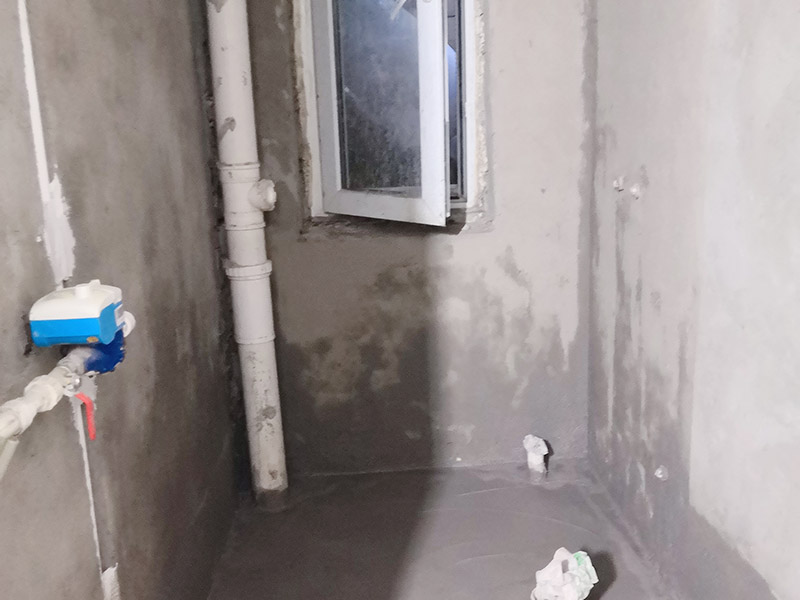 廚衛(wèi)改造裝修：舊廚房與舊衛(wèi)生間的內(nèi)部結(jié)構(gòu)相對都要復(fù)雜一些，廚房與衛(wèi)生間是一個家庭經(jīng)常使用的區(qū)域，需要看各種管道原來的位置是否合適，如不合適需要改動，要出房屋圖紙交給裝修公司，由施工隊按圖紙進行必要的改造。而且拆除過程中不可避免的會損壞瓷磚，避免房屋其他區(qū)域二次污染，一定要做好成品保護。