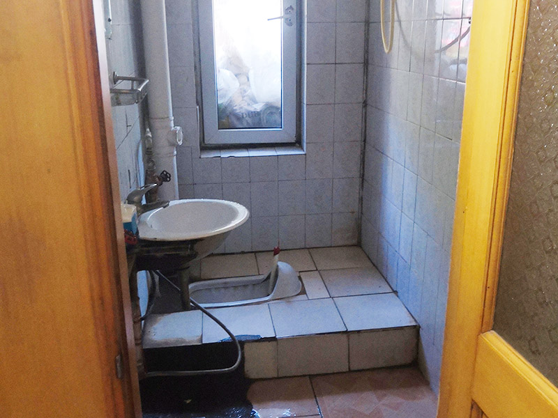 廚衛(wèi)改造裝修：舊廚房與舊衛(wèi)生間的內(nèi)部結(jié)構(gòu)相對都要復(fù)雜一些，廚房與衛(wèi)生間是一個家庭經(jīng)常使用的區(qū)域，需要看各種管道原來的位置是否合適，如不合適需要改動，要出房屋圖紙交給裝修公司，由施工隊按圖紙進行必要的改造。而且拆除過程中不可避免的會損壞瓷磚，避免房屋其他區(qū)域二次污染，一定要做好成品保護。