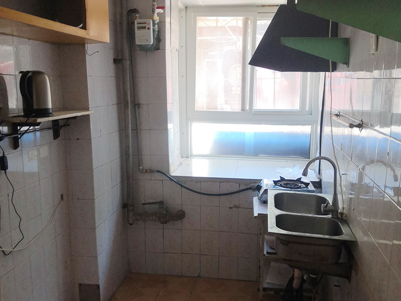 廚衛(wèi)改造裝修：舊廚房與舊衛(wèi)生間的內(nèi)部結(jié)構(gòu)相對都要復(fù)雜一些，廚房與衛(wèi)生間是一個家庭經(jīng)常使用的區(qū)域，需要看各種管道原來的位置是否合適，如不合適需要改動，要出房屋圖紙交給裝修公司，由施工隊按圖紙進行必要的改造。而且拆除過程中不可避免的會損壞瓷磚，避免房屋其他區(qū)域二次污染，一定要做好成品保護。