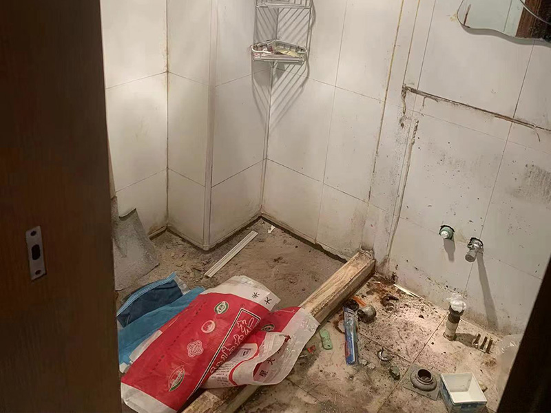 淋浴區(qū)地磚拆除