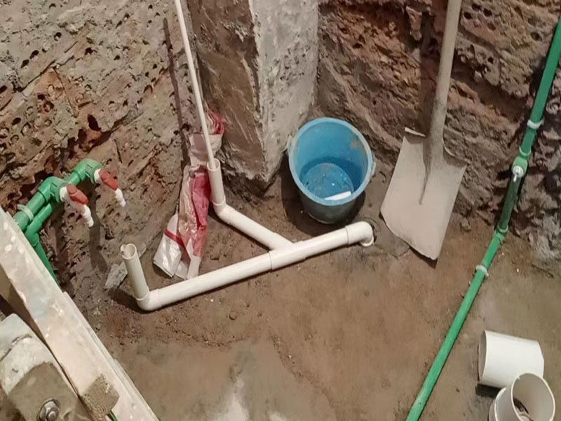 小編今天帶大家看看金華市義烏市衛(wèi)生間拆除重新裝修的案例，此案例地址是義烏市橋西街橋西小區(qū)；客戶是金華市本地的，所以選擇金華市本地專業(yè)裝修維修的公司，客戶做完后好評到：找的一修做的衛(wèi)生間拆除重新裝修，我挺滿意的，師傅效率也高，很專業(yè)，前前后后大概就是花了近半個月，性價比很不錯，全程溝通也很融洽，下次再有其他維修裝修的話，還是會找一修師傅來做！金華市義烏市衛(wèi)生間拆除重新裝修中途如果發(fā)現(xiàn)其他房屋問題，都可以找我們解決。我們還可以在衛(wèi)生間拆除重新裝修施工時可以選擇整裝還是局裝，或者是可以選擇先服務(wù)后付款的付款方式等，如果您還有其他需求也可以到我們官網(wǎng)上查看更多的關(guān)于金華市其他墻面修補翻新，房屋全屋裝修，各類安裝等施工案例。