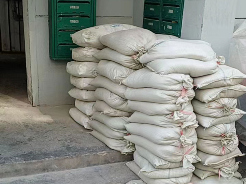 小編今天帶大家看看金華市義烏市衛(wèi)生間拆除重新裝修的案例，此案例地址是義烏市橋西街橋西小區(qū)；客戶是金華市本地的，所以選擇金華市本地專業(yè)裝修維修的公司，客戶做完后好評到：找的一修做的衛(wèi)生間拆除重新裝修，我挺滿意的，師傅效率也高，很專業(yè)，前前后后大概就是花了近半個月，性價比很不錯，全程溝通也很融洽，下次再有其他維修裝修的話，還是會找一修師傅來做！金華市義烏市衛(wèi)生間拆除重新裝修中途如果發(fā)現(xiàn)其他房屋問題，都可以找我們解決。我們還可以在衛(wèi)生間拆除重新裝修施工時可以選擇整裝還是局裝，或者是可以選擇先服務(wù)后付款的付款方式等，如果您還有其他需求也可以到我們官網(wǎng)上查看更多的關(guān)于金華市其他墻面修補翻新，房屋全屋裝修，各類安裝等施工案例。