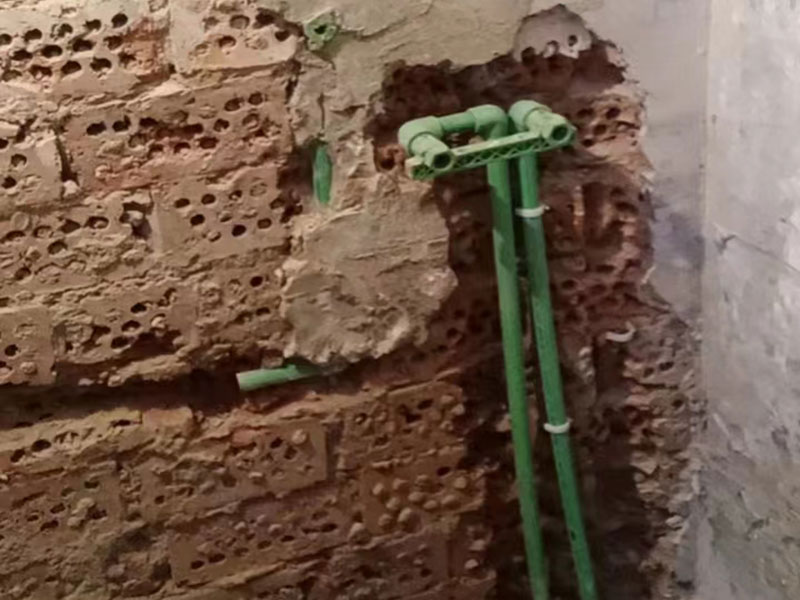 小編今天帶大家看看金華市義烏市衛(wèi)生間拆除重新裝修的案例，此案例地址是義烏市橋西街橋西小區(qū)；客戶是金華市本地的，所以選擇金華市本地專業(yè)裝修維修的公司，客戶做完后好評到：找的一修做的衛(wèi)生間拆除重新裝修，我挺滿意的，師傅效率也高，很專業(yè)，前前后后大概就是花了近半個月，性價比很不錯，全程溝通也很融洽，下次再有其他維修裝修的話，還是會找一修師傅來做！金華市義烏市衛(wèi)生間拆除重新裝修中途如果發(fā)現(xiàn)其他房屋問題，都可以找我們解決。我們還可以在衛(wèi)生間拆除重新裝修施工時可以選擇整裝還是局裝，或者是可以選擇先服務(wù)后付款的付款方式等，如果您還有其他需求也可以到我們官網(wǎng)上查看更多的關(guān)于金華市其他墻面修補翻新，房屋全屋裝修，各類安裝等施工案例。