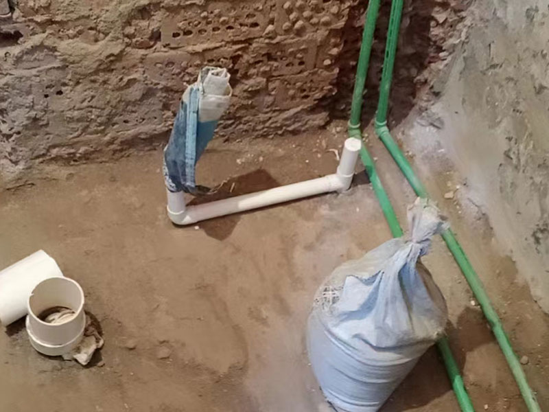 小編今天帶大家看看金華市義烏市衛(wèi)生間拆除重新裝修的案例，此案例地址是義烏市橋西街橋西小區(qū)；客戶是金華市本地的，所以選擇金華市本地專業(yè)裝修維修的公司，客戶做完后好評到：找的一修做的衛(wèi)生間拆除重新裝修，我挺滿意的，師傅效率也高，很專業(yè)，前前后后大概就是花了近半個月，性價比很不錯，全程溝通也很融洽，下次再有其他維修裝修的話，還是會找一修師傅來做！金華市義烏市衛(wèi)生間拆除重新裝修中途如果發(fā)現(xiàn)其他房屋問題，都可以找我們解決。我們還可以在衛(wèi)生間拆除重新裝修施工時可以選擇整裝還是局裝，或者是可以選擇先服務(wù)后付款的付款方式等，如果您還有其他需求也可以到我們官網(wǎng)上查看更多的關(guān)于金華市其他墻面修補翻新，房屋全屋裝修，各類安裝等施工案例。