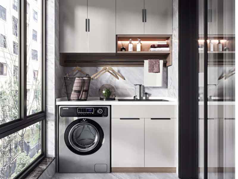 我們平時接觸到的公寓樓裝修中，對于陽臺應不應該封起來這個問題，每個人都有自己的想法，今天我們從陽臺不封怎么避免飄雨，不封陽臺又安全的方法，經(jīng)濟實惠的封陽臺辦法這3方面來討論一下，看看陽臺到底需不需要封起來，  陽臺不封怎么避免飄雨  解決陽臺飄雨的問題，普遍的辦法是安裝遮雨棚，家用的遮雨棚不僅可以防曬，還可以阻擋一部分雨水進屋內(nèi)，不過遇到刮風下雨的天氣時，不太實用了。建議選擇用一體式的陽臺簾子，晴天可以把簾子拉起來，暴雨天的時候把簾子放下來也不用擔心雨水進入到屋內(nèi)。  不封陽臺又安全的方法  很多家庭選項把陽臺封起來的理由是擔心不安全，其實不封陽臺又安全的方法也很簡單，選擇在陽臺安裝落地窗，可以同時兼顧安全和通風的兩方面，也不用擔心暴雨天會飄雨進屋內(nèi)。而且從另一方面，也可以讓室內(nèi)的采光度更好，提升房屋居住的幸福度。  經(jīng)濟實惠的封陽臺辦法  目前我們生活中常常見到的封陽臺的辦法是，用塑鋼窗把陽臺包進來，不過由于塑鋼容易變形和老化，所以壽命較短。斷橋鋁合金窗戶不同了，不僅隔音和保溫性好，還更能穩(wěn)固，而且使用壽命長，是眾多封陽臺材料中性價比高的材料。  通過以上陽臺不封怎么避免飄雨，不封陽臺又安全的方法，經(jīng)濟實惠的封陽臺辦法三方面的討論，相信你對陽臺到底有沒有需要封起來這個問題也有了自己的看法，希望可以幫到你哦。