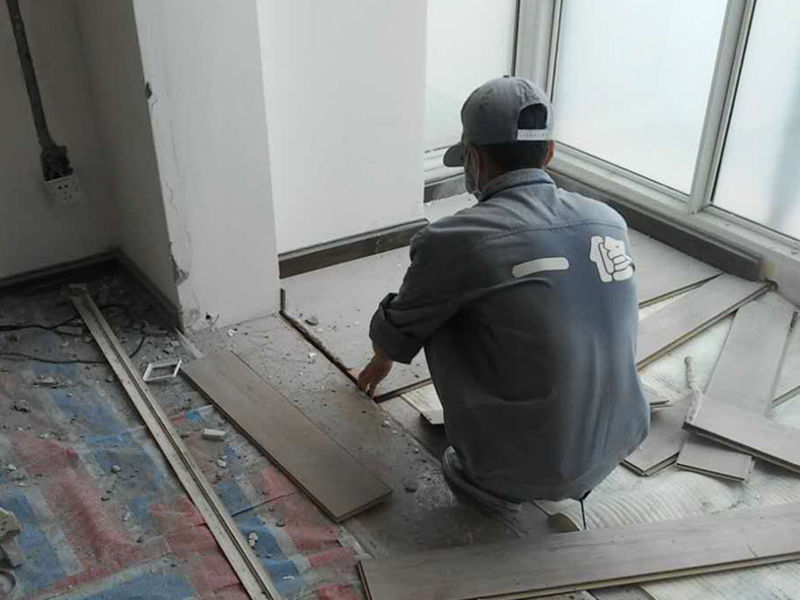 說起清水房裝修技巧，網(wǎng)上關于清水房裝修技巧的介紹非常多，清水房裝修技巧是很多網(wǎng)民非常關心和議論的話題；益修快裝公司提供清水房裝修服務，免費量房設計，先裝修后付款；提供清水房衛(wèi)生間裝修、清水房廚房修補、清水房廁所翻修、清水房臥室改造、清水房客廳翻新、清水房陽臺設計、清水房榻榻米維修、清水房背景墻粉刷等，以下是小編收集整理的清水房裝修技巧,新房屋裝修需要注意什么問題？等信息，請往下看。  新房屋裝修需要注意什么問題  1、裝修前，好先做個裝修計劃。例如，在墻上先預留出需要的插座的位置，好是既有兩頭又有三頭的那種，以免裝修后才發(fā)現(xiàn)插座不夠用。 2、裝修材料一定要到正規(guī)的廠家去購買，而且好購買那種比較環(huán)保的裝修材料，千萬不要圖便宜，去一些小廠家買。 3、裝修完成后，好不要馬上入住，先開窗透透氣，順便把噴漆時產(chǎn)生的氣體、氣味，都散發(fā)出去，再入住。 4、裝修完成后，可以在室內(nèi)擺點吸收有害氣體的花草。因為即使是所謂的綠色環(huán)保漆，也不可能沒有一點有害氣體。