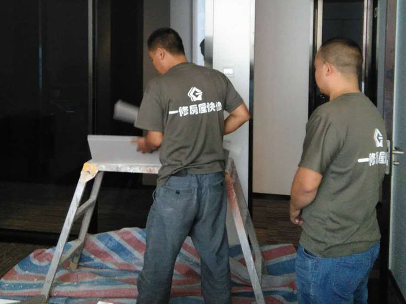 說起毛坯房裝修電話，網(wǎng)上關(guān)于毛坯房裝修電話的介紹非常多，毛坯房裝修電話是很多網(wǎng)民非常關(guān)心和議論的話題；益修快裝公司提供毛坯房裝修服務(wù)，免費(fèi)量房設(shè)計(jì)，先裝修后付款；提供現(xiàn)代簡約風(fēng)格毛坯房裝修、歐式風(fēng)格毛坯房裝修、新中式風(fēng)格毛坯房裝修、后現(xiàn)代風(fēng)格毛坯房裝修、美式風(fēng)格毛坯房裝修、地中海毛坯房裝修、北歐毛坯房裝修、簡歐毛坯房裝修、田園毛坯房裝修、美式毛坯房裝修等，以下是小編收集整理的毛坯房裝修電話,毛坯房開始裝修如何接電源，毛坯房開始裝修如何接電源？等信息，請往下看。  毛坯房開始裝修如何接電源，毛坯房開始裝修如何接電源  毛坯房裝修第一步：測量在工人進(jìn)場之前，好將家里的角角落落親自測量一遍，拿筆尺記下來，標(biāo)清楚，一定一定不要偷懶。測量的內(nèi)容主要包括： 1. 明確裝修過程涉及的面積。特別是貼磚面積、墻面漆面積、壁紙面積、地板面積; 2.明確主要墻面尺寸。特別是以后需要設(shè)計(jì)擺放家具的墻面尺寸。毛坯房裝修第二步：主體拆改主體拆改是毛坯房裝修先上的一個項(xiàng)目，主要包括拆墻、砌墻、鏟墻皮、拆暖氣、換塑鋼窗等等。拆改完的垃圾，要及時清理出去，保證室內(nèi)清潔，也是為了方便施工。毛坯房裝修第三步：水電改造水電改造，沒有后悔藥吃。磚上了墻、吊頂一封上，再想加插座可難了。所以，毛坯房裝修前一定要確定好開關(guān)、燈具、臺盆、浴缸、洗衣機(jī)等的具體位置。水電改造前，廚柜設(shè)計(jì)師應(yīng)上門進(jìn)行第一次測量，幫你確定好電源、水路的改造方案。熱水器，也好派人來根據(jù)你所確定的型號，設(shè)計(jì)好電源、接口的位置。