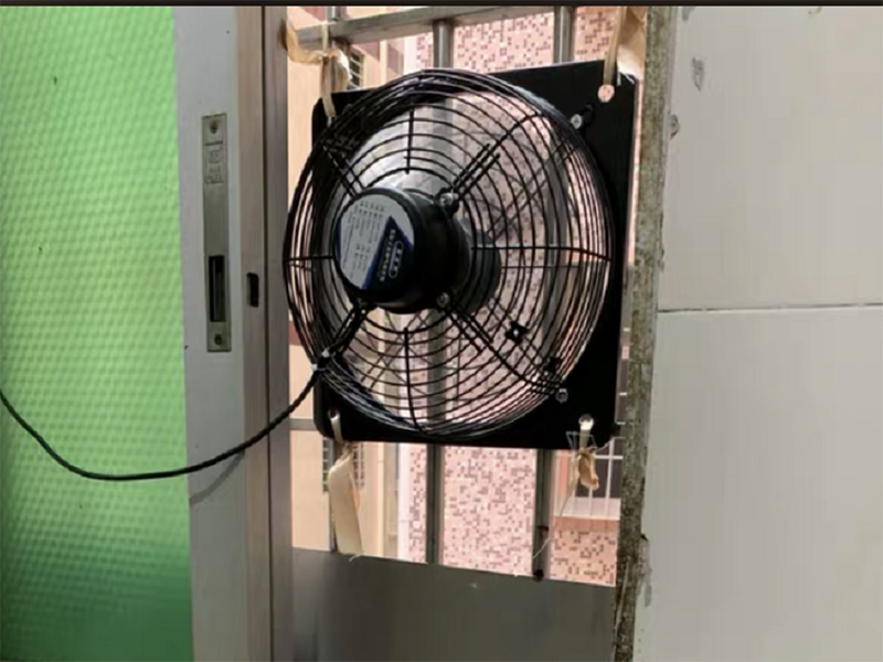 廚房排風(fēng)扇并不是離灶臺(tái)越近效果越好，低于60公分可能造成火災(zāi)