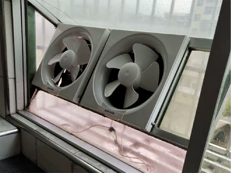 廚房排風(fēng)扇并不是離灶臺(tái)越近效果越好，低于60公分可能造成火災(zāi)