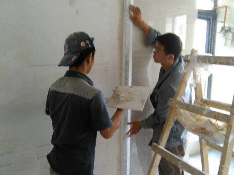 說起上海清水房裝修，網上關于上海清水房裝修的介紹非常多，上海清水房裝修是很多網民非常關心和議論的話題；益修快裝公司提供清水房裝修服務，免費量房設計，先裝修后付款；提供清水房衛(wèi)生間裝修、清水房廚房修補、清水房廁所翻修、清水房臥室改造、清水房客廳翻新、清水房陽臺設計、清水房榻榻米維修、清水房背景墻粉刷等，以下是小編收集整理的上海清水房裝修,自己裝修好還是找裝修公司？等信息，請往下看。  自己裝修好還是找裝修公司   如果只是簡單裝修一下,可以自己裝,自己購主要材料,但要找施工隊,包人工費及輔料,不過這樣也會非常辛苦,但能節(jié)省一點呵. 如果想裝出點品位,那要找具有設計能力的裝飾公司,畢竟人家是專業(yè)的,環(huán)境藝術系四年本科的設計學習也不是白給的.貴哦! 如果既想省錢,有裝得有品位,那找設計師合作,出一套完整的裝修設計圖,然后進行施工招標,找到工程質量和價格都比較滿意的施工隊,包人工費及輔料,當然還是要自己購買主要材料,這樣可以既省錢,又能裝出效果,但自還是很辛苦哦.